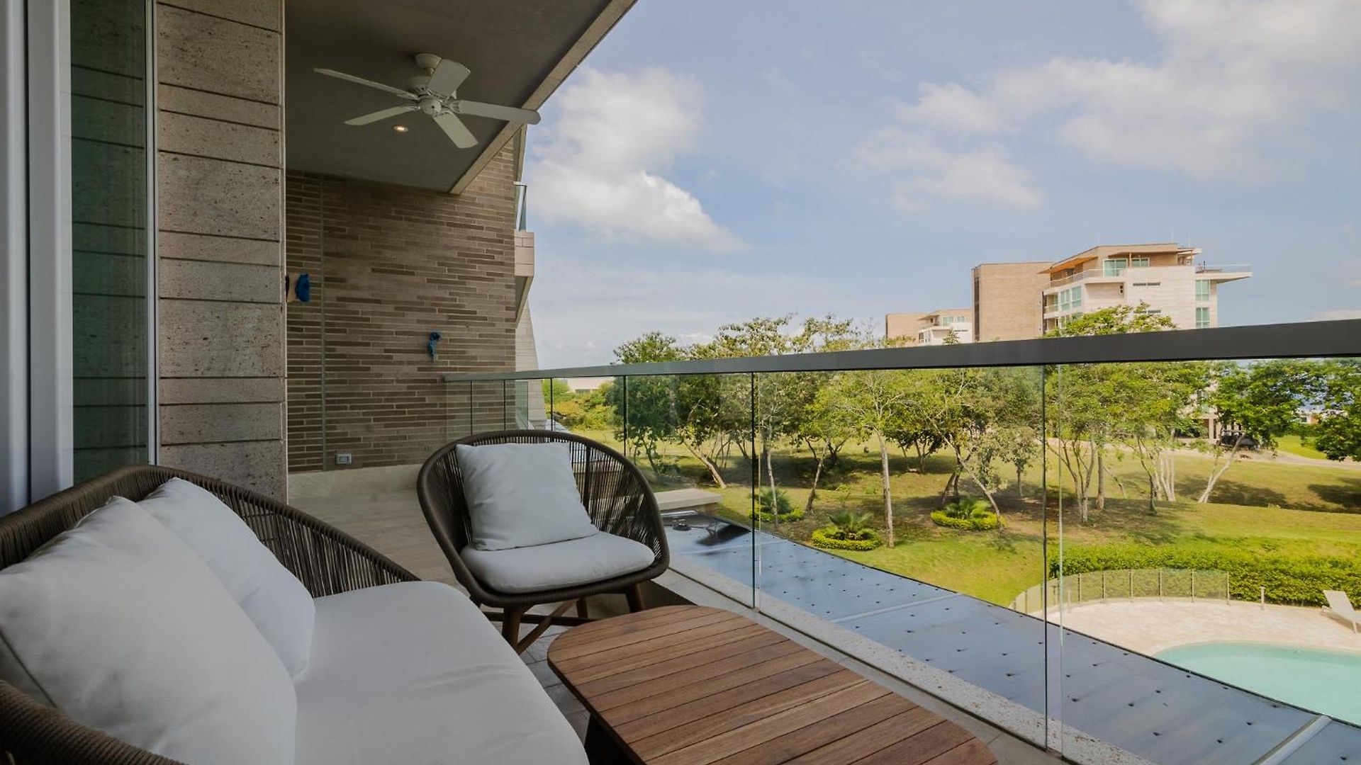 2br With Balcony And Amazing Views *